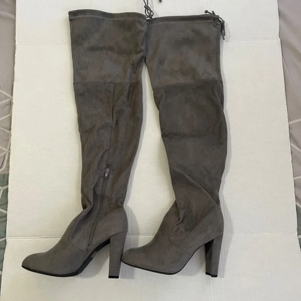 Wild Diva Womens Knee‎ High Boots 7.5 Gray Faux Suede Stretch Block Heel Chic